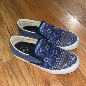 Inkkas Slip-on Sneakers Blue Design Women size 10 men size 8.